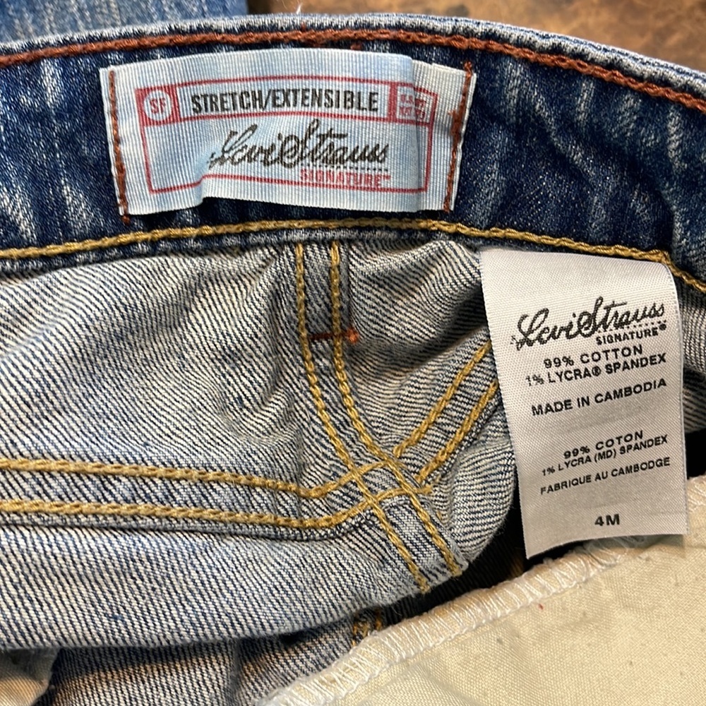 Signature Levi Strauss Jeans 🥰🥰 - Picture 4 of 5